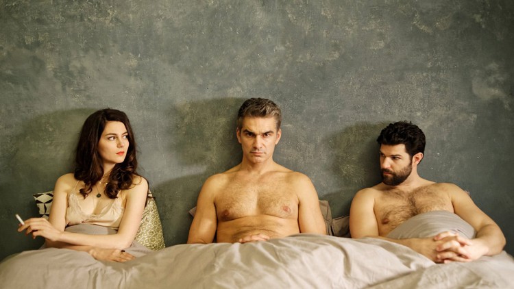 6 personnes nous racontent leur relation monogame et polyamoureuse